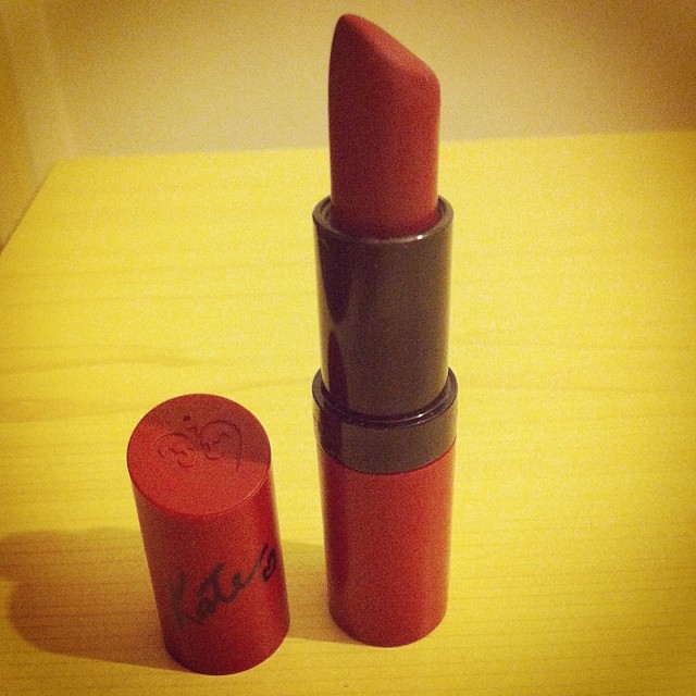 Pour yourself a drink, put some lipstick on and pull yourself together - Elizabeth Taylor #notwedordead #lipstick #katemoss