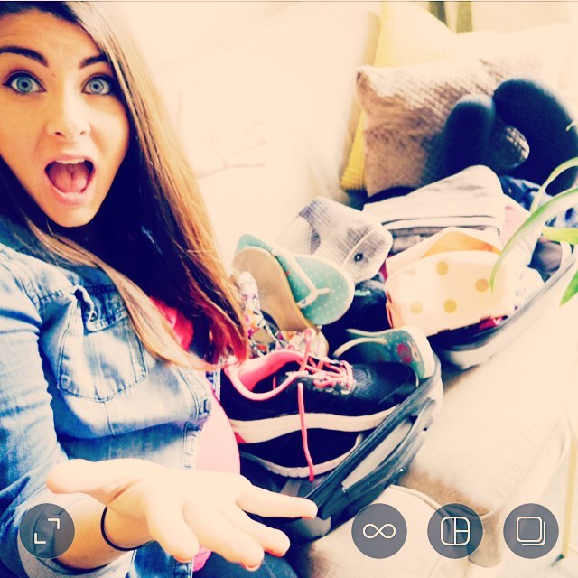 Do you roll, fold, squish or squash? 🤔 I've teamed up with @nationalexpress to share my tips to help you pack like a pro (including a cheeky VLOG!) For all the deets check out www.notwedordead.com 🎒 #traveltuesday 
#ad