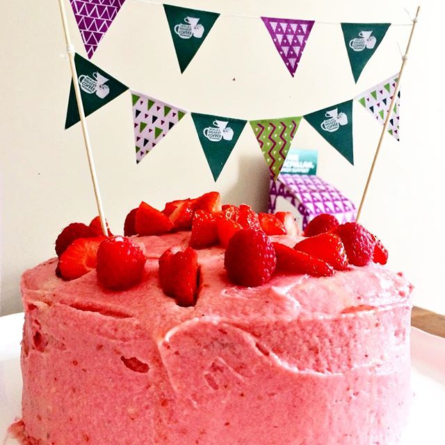 I spent this morning scoffing cake for a very good cause! 🎂🙌Shout out to @charlottiecarruthers for being a master baker & putting on such a good spread to raise money for @macmillancancer at the world's biggest coffee morning. Did you take part? ❤️#guiltfreecake