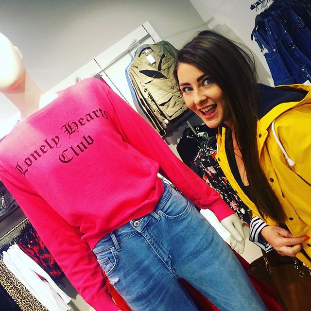 As the author of the #LonelyHeartsTravelClub I neeeeeeed this @hm sweatshirt in my life, right!?! 😍