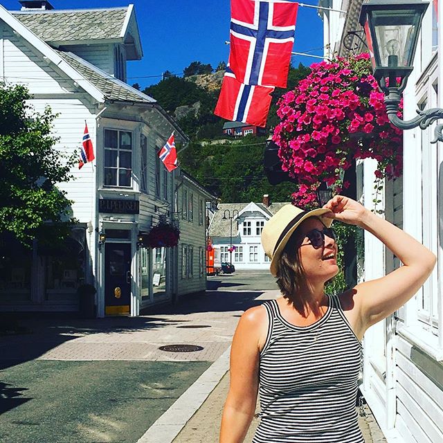 Could this place be anymore beautiful?! Oh Norway, you’re giving me neck-ache from how much I’m gawping at everything we go past. It’s all just too pretty & my eyes can’t cope 🇳🇴😍#jegelskedeg #skandiroadtrip