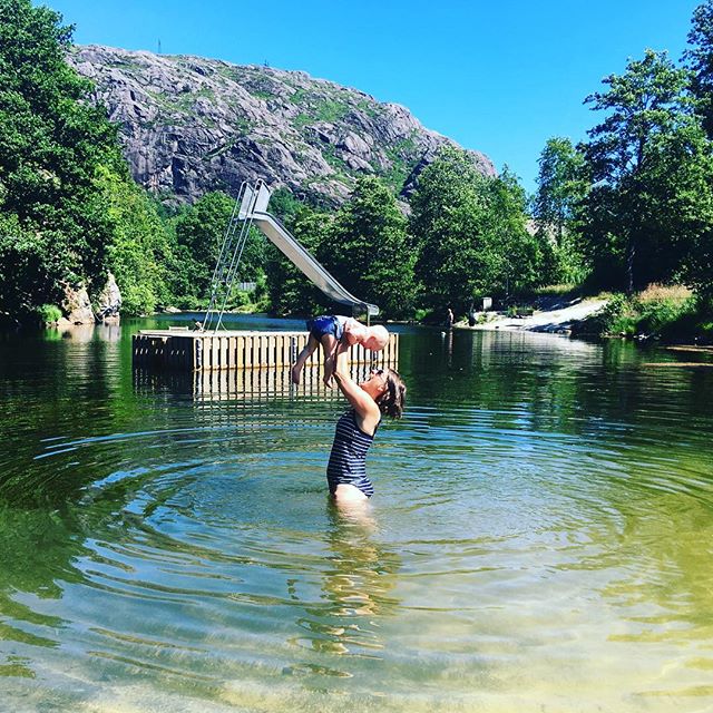 I think our Dirty Dancing swimming pose needs some work 🤔 What a way to cool off in this heatwave. It was A LOT colder than I imagined. Respect to those Norwegians who regularly swim in the fjords, you’re a lot braver than me! 🇳🇴 #skandiroadtrip