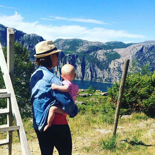 Traveling forces you to accept that you can’t control it all. Situations happen where you just gotta breathe, smile & turn to plan B. There’s always a plan B. 
Ours was when we got on the wrong ferry, then missed the connecting boat so instead of sailing down the fjords on a leisurely 3 hour trip it was a 6 hour sweaty car journey with a grumpy one year old. Yes there were some choice words (the ferry tickets weren’t cheap) & a bit of heavy sighing but what good would moaning do?? Things happen when you travel that will disappoint you but you don’t know what other good stuff is waiting, and sometimes plan B is even better... ⛴ 📷🌲