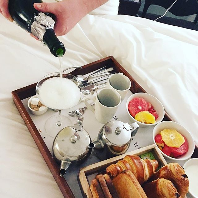 Can all Sundays start like this please?! 🍾 Feeling very loved & spoilt on our first wedding anniversary 💍#babyfreeweekend #champagneforbreakfast