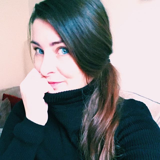 Unintentionally dressed like the Milk Tray man today 🍫What you don’t see in this photo is the snail trails of snot running across my arms as Everleigh decided to use me as a human tissue 🙄 The glamour of motherhood! In other news I’ve had a very exciting email from my editor & can’t wait to share more book news VERY SOON!! Thank you for being so patient with me 😘 x