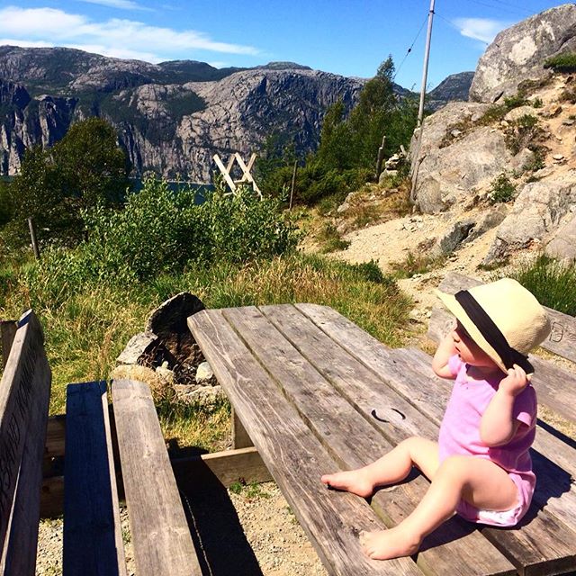 The backpacking baby summer look 2018 - feat. the Lysefjord and Pulpit Rock that I guess make for an okay backdrop... 😜 🇳🇴 #skandiroadtrip